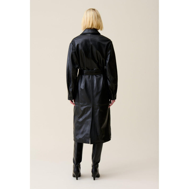 Gabardina de cuero con cuello sastre