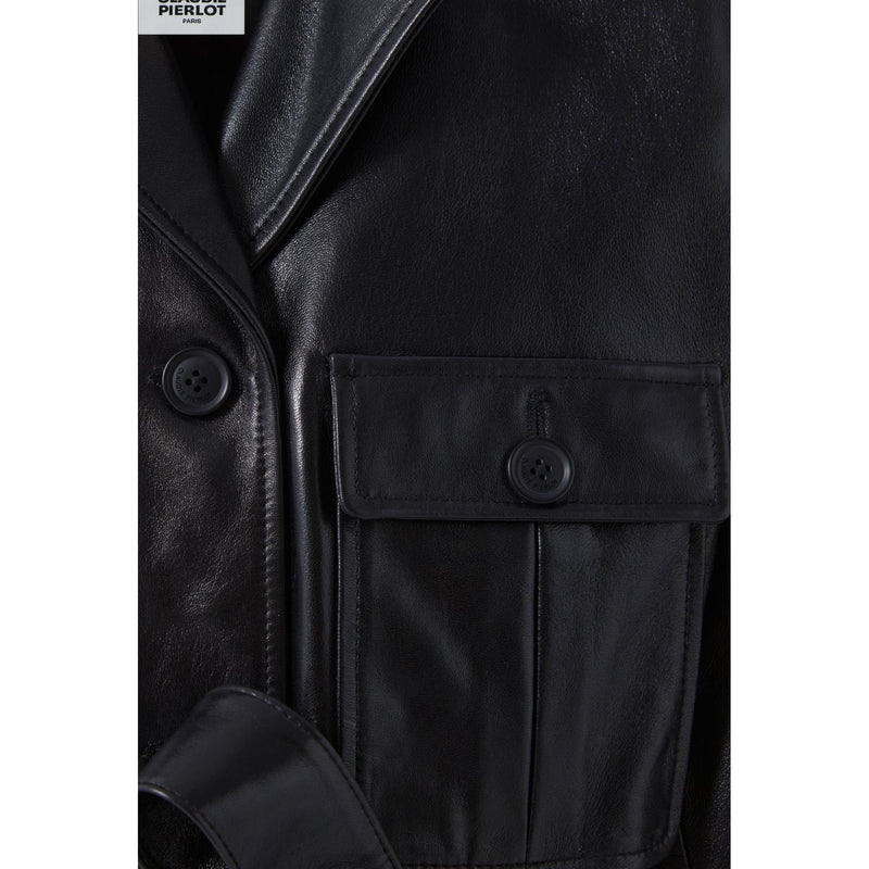 Gabardina de cuero con cuello sastre