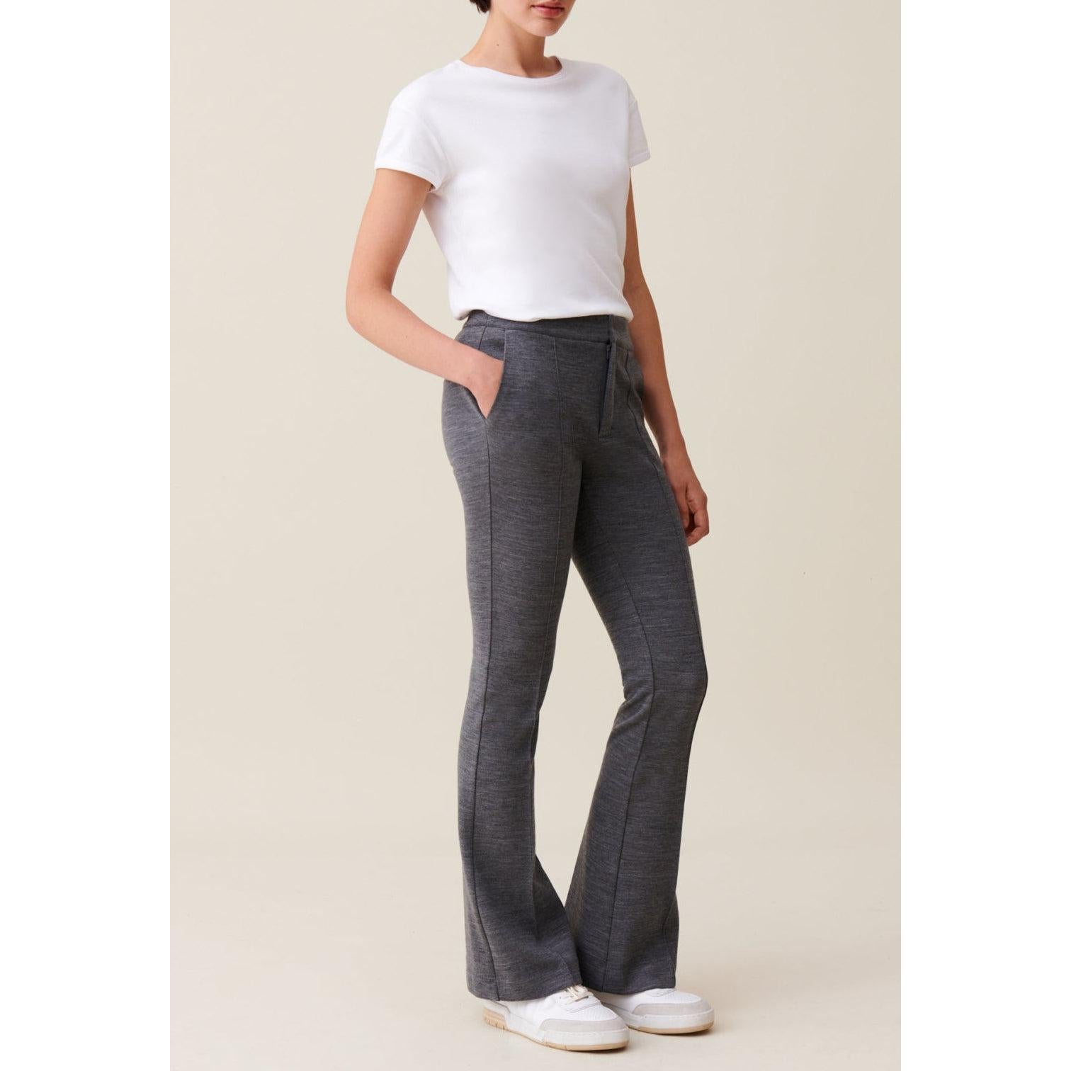 Pantalón Flare Ajustado Gris