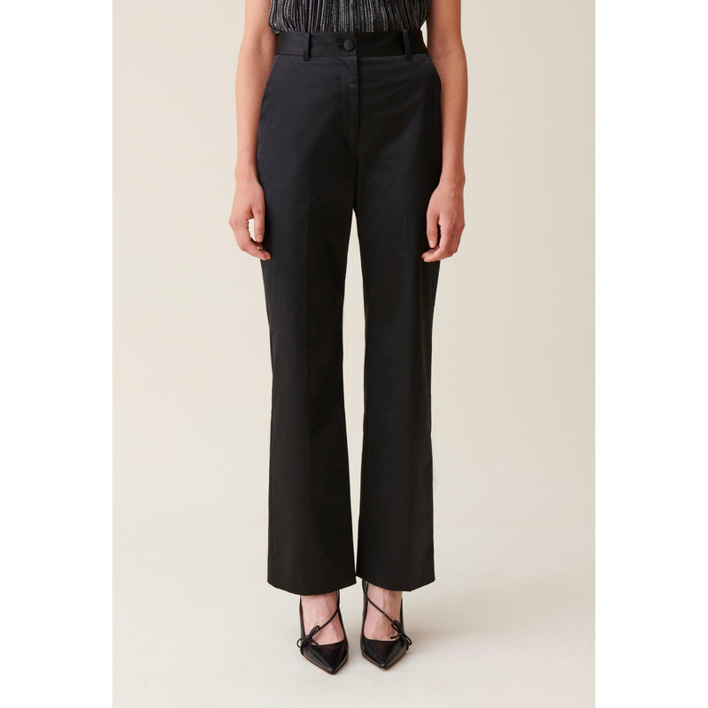 Pantalón recto ajustado de raso negro