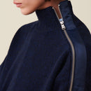 Jersey azul marino con cuello alto y cremallera