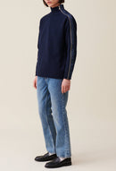 Jersey azul marino con cuello alto y cremallera
