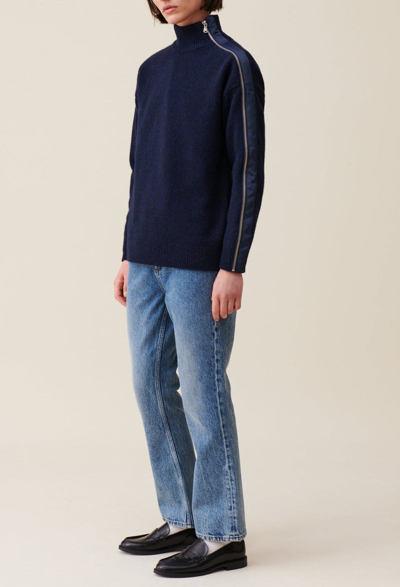 Jersey azul marino con cuello alto y cremallera
