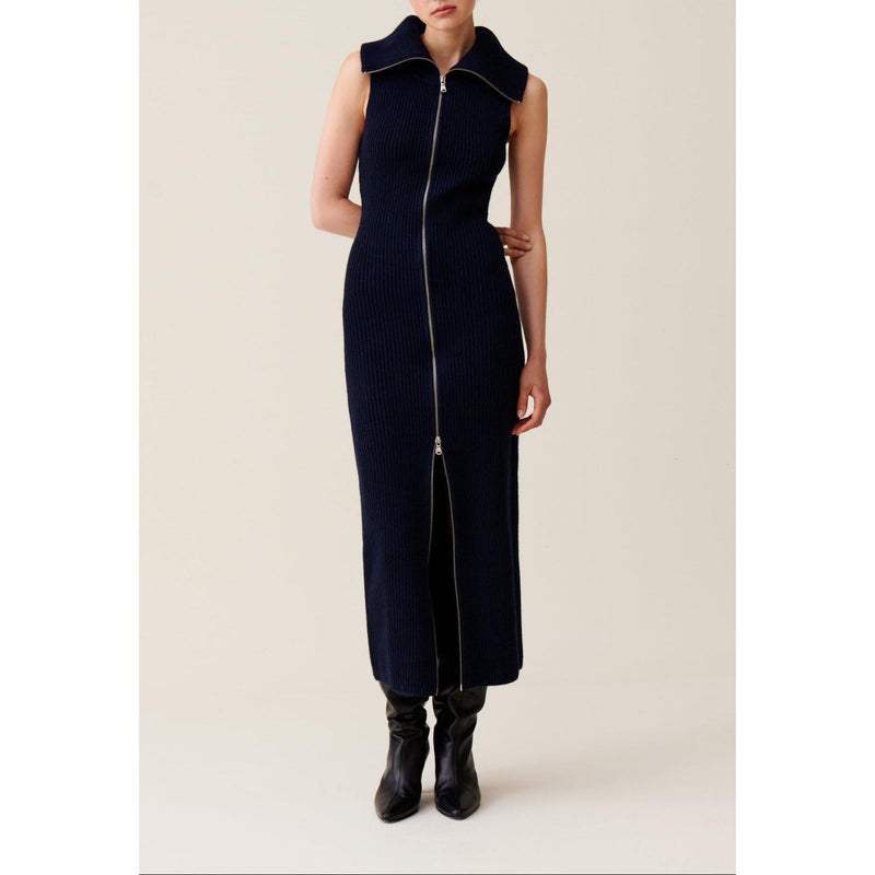 Vestido de punto con cremallera y cuello alto