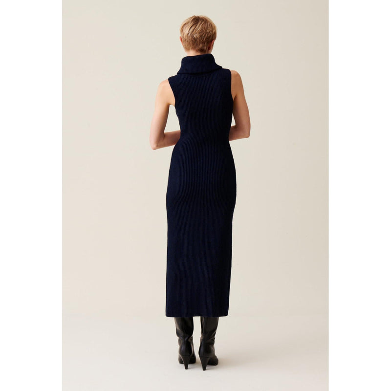 Vestido de punto con cremallera y cuello alto