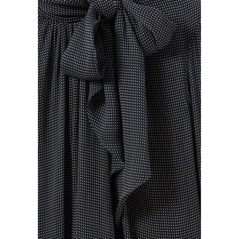 Vestido fluido con cuello tipo minifalda