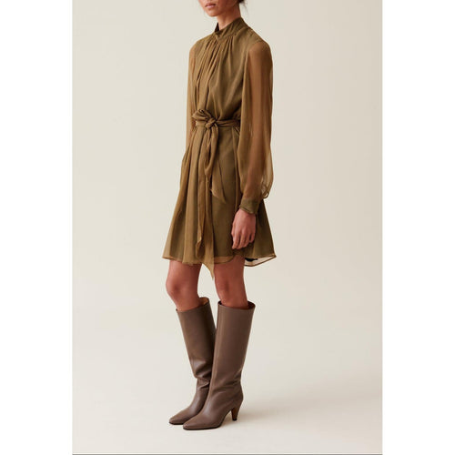 Vestido fluido con cuello tipo minifalda