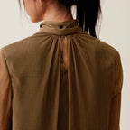Vestido fluido con cuello tipo minifalda