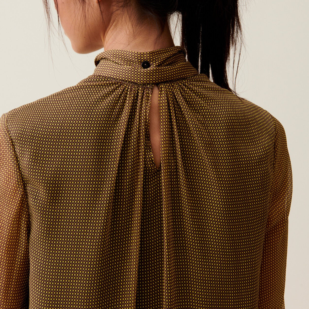 Vestido fluido con cuello tipo minifalda
