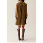 Vestido fluido con cuello tipo minifalda