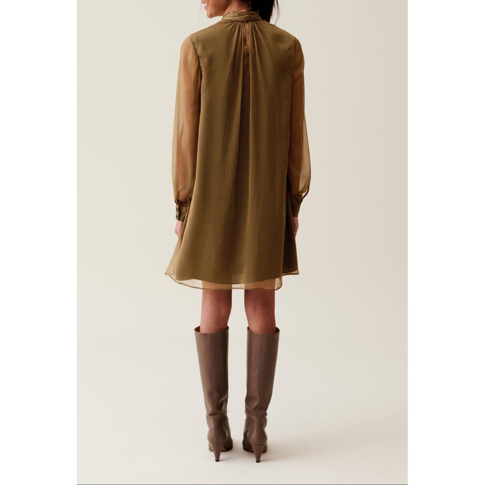 Vestido fluido con cuello tipo minifalda