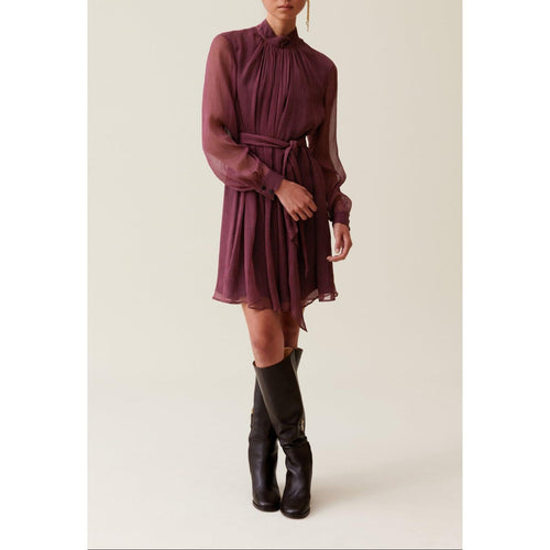 Vestido fluido con cuello tipo minifalda