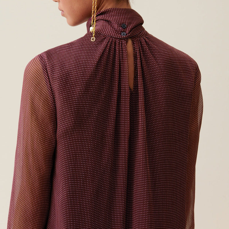 Vestido fluido con cuello tipo minifalda