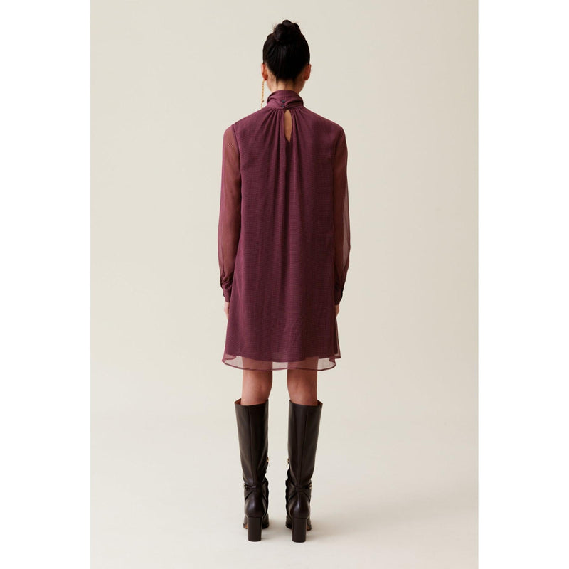 Vestido fluido con cuello tipo minifalda