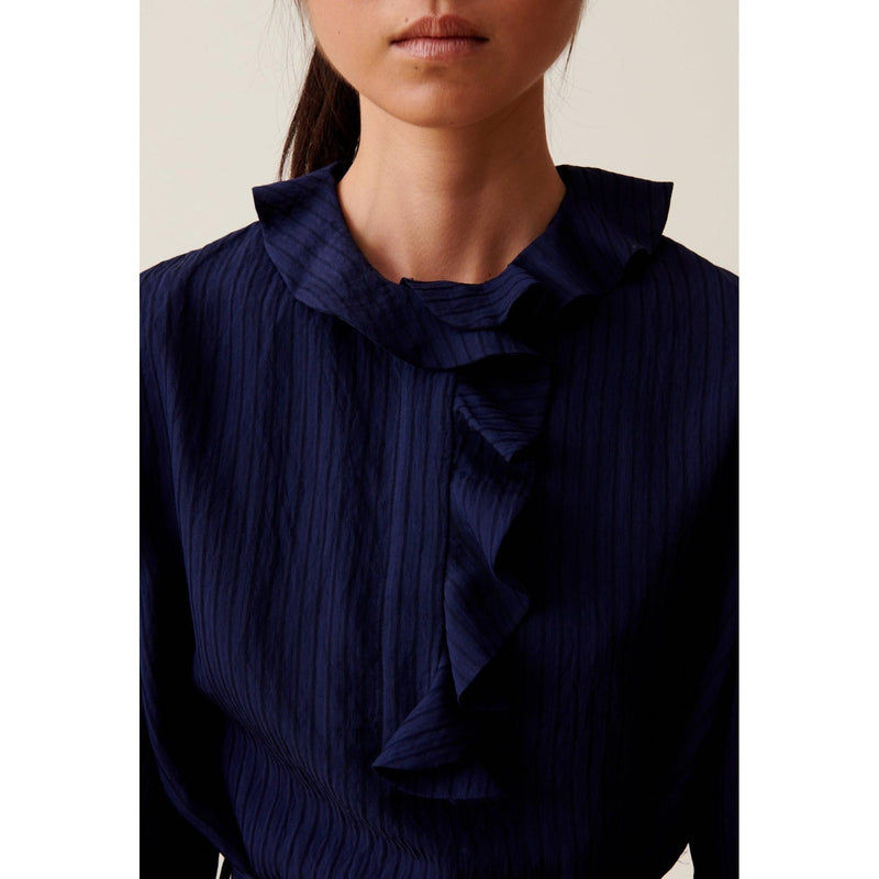 Vestido con volante de rayas azul marino