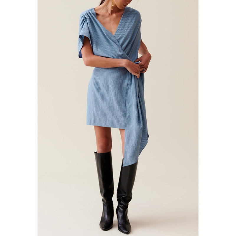 Vestido cruzado corto de rayas azules