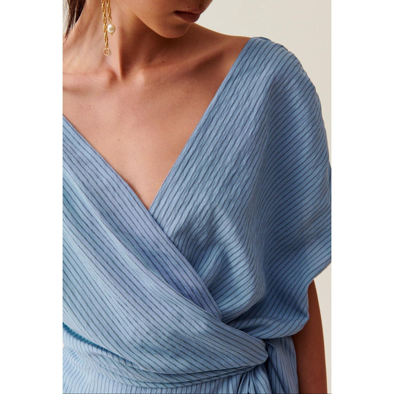 Vestido cruzado corto de rayas azules