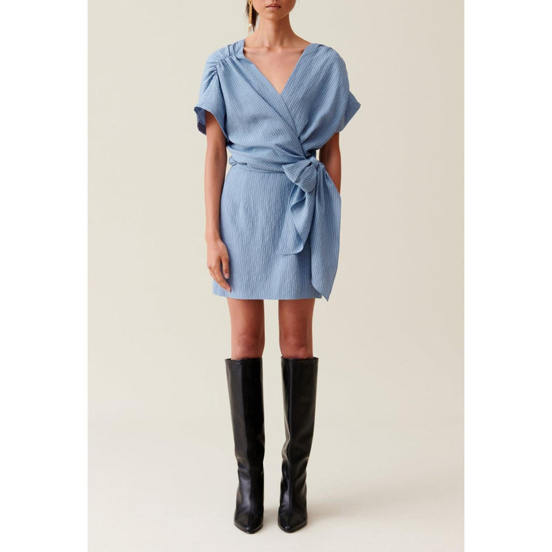 Vestido cruzado corto de rayas azules