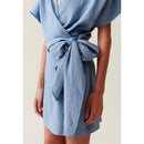 Vestido cruzado corto de rayas azules
