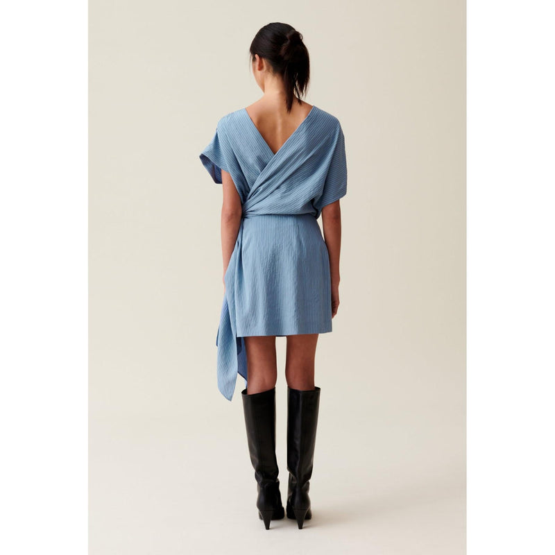 Vestido cruzado corto de rayas azules