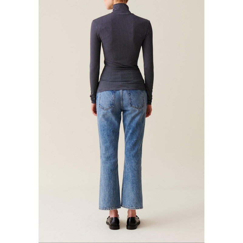 Top ajustado con cuello alzado