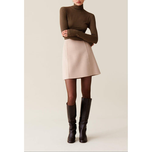 Top ajustado con cuello alzado