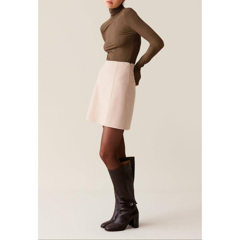 Top ajustado con cuello alzado