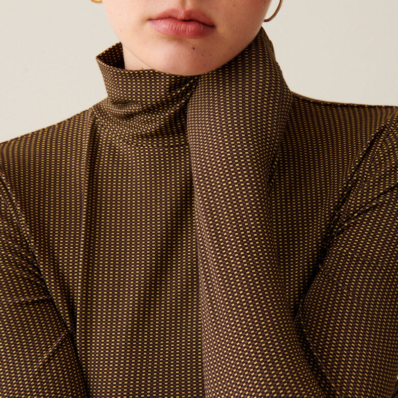 Top ajustado con cuello alzado