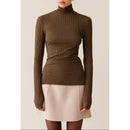 Top ajustado con cuello alzado