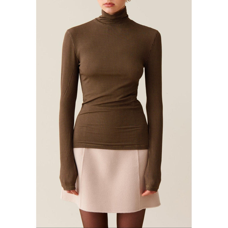 Top ajustado con cuello alzado
