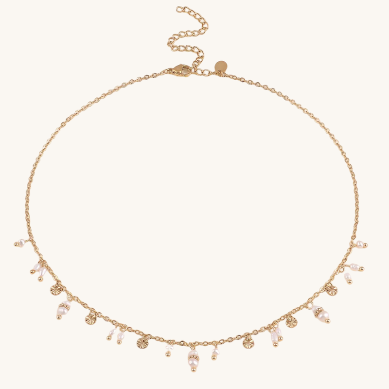 Instants Plaisirs – Collier "Adeline" Acier, collier doré avec perles et strass, sur fond uni clair