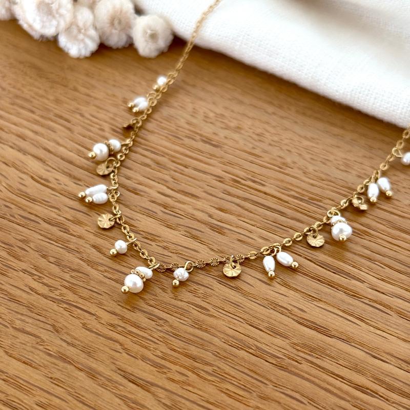 Instants Plaisirs – Collier "Adeline" Acier, collier doré avec des perles blanches et des petits disques