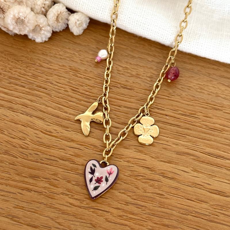 Instants Plaisirs – Collier "Lison" Acier, collier doré avec pendentifs cœur fleuri, oiseau et trèfle sur bois