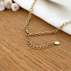 Instants Plaisirs – Collier "Lison" Acier, gros plan sur le fermoir et la chaînette d'extension d'un collier doré