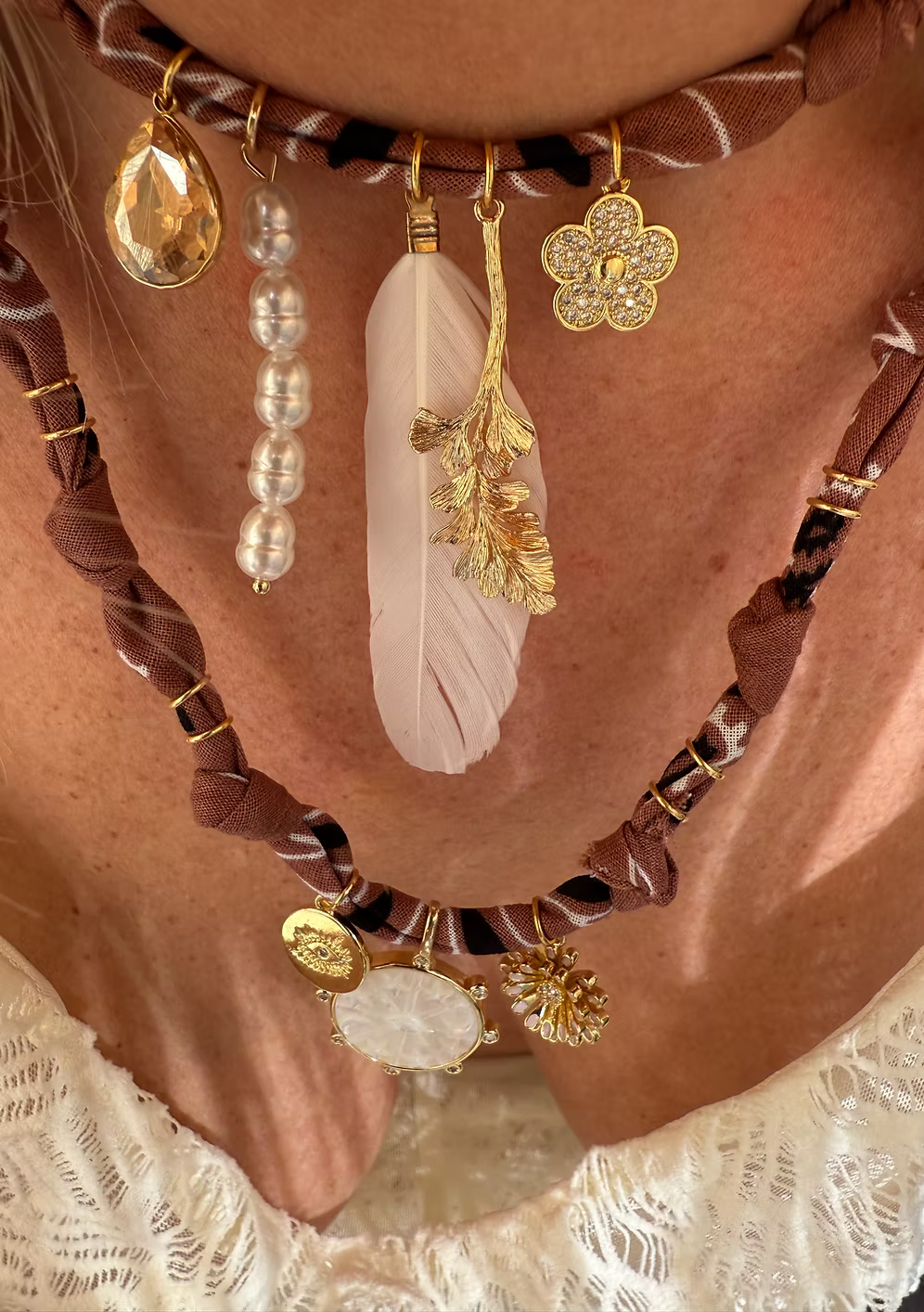 Collier Poetic Blush Perles Et Plume Marron Glacé