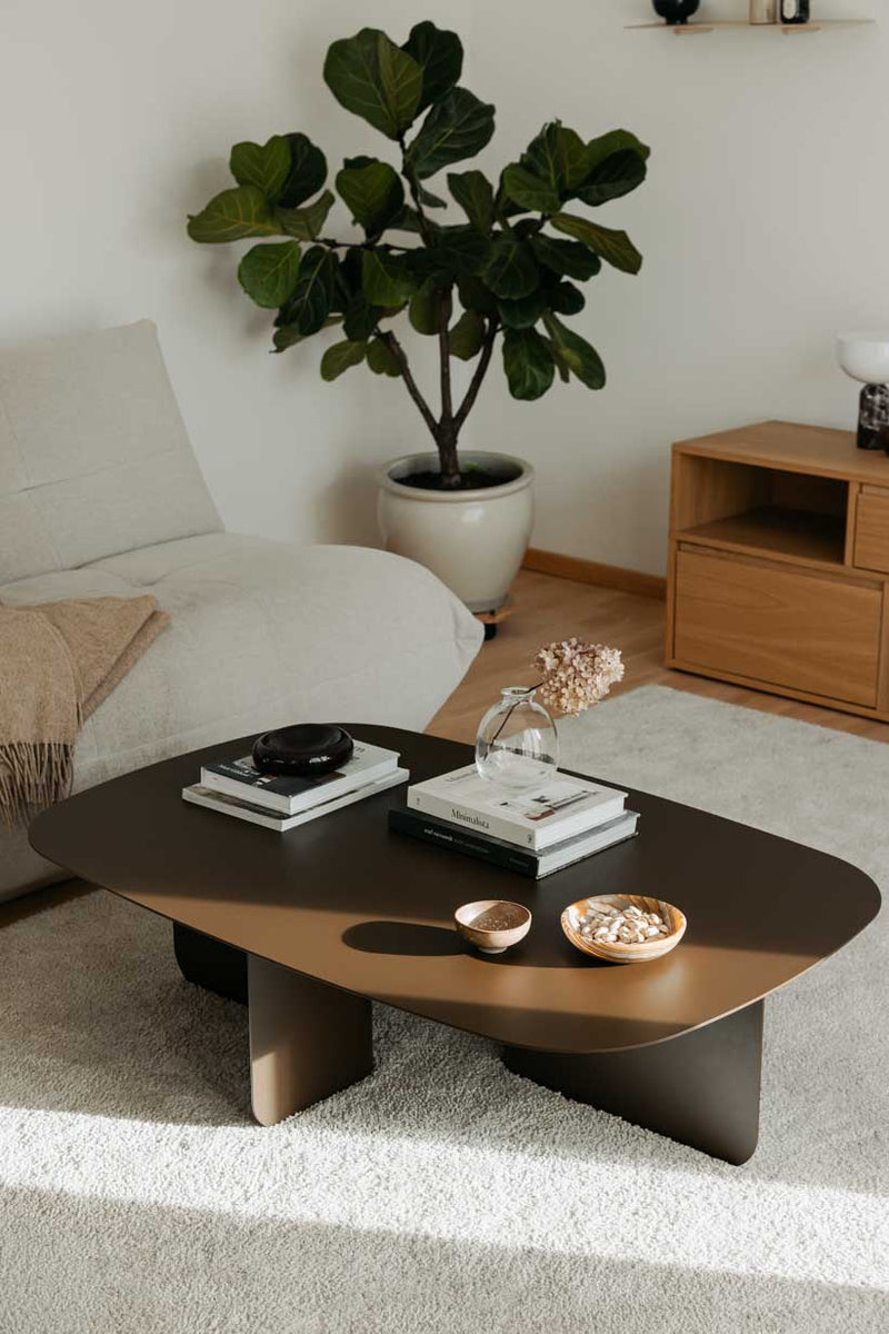 Eleganter Couchtisch Livia im modernen Wohnraum mit Pflanzen und Dekoration.