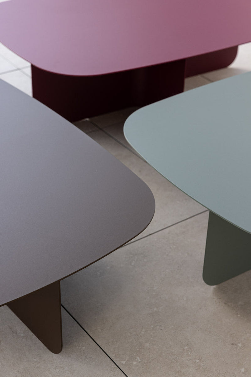 Stylischer Couchtisch in verschiedenen Farben, geeignet für moderne Wohnräume.