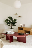 Modern Couchtisch LIVIA in Rot, dekoriert mit einem Buch, umgeben von einem gemütlichen Wohnzimmer.