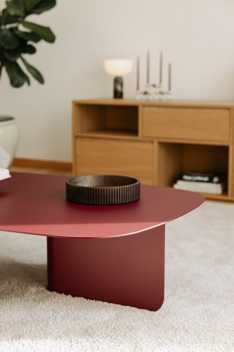 Moderner Couchtisch LIVIA in rot mit einer dekorativen Schale, stilvoll im Wohnzimmer präsentiert.