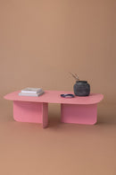 Moderner Couchtisch LIVIA in Pink, dekoriert mit einem Topf und Büchern auf einem neutralen Hintergrund.
