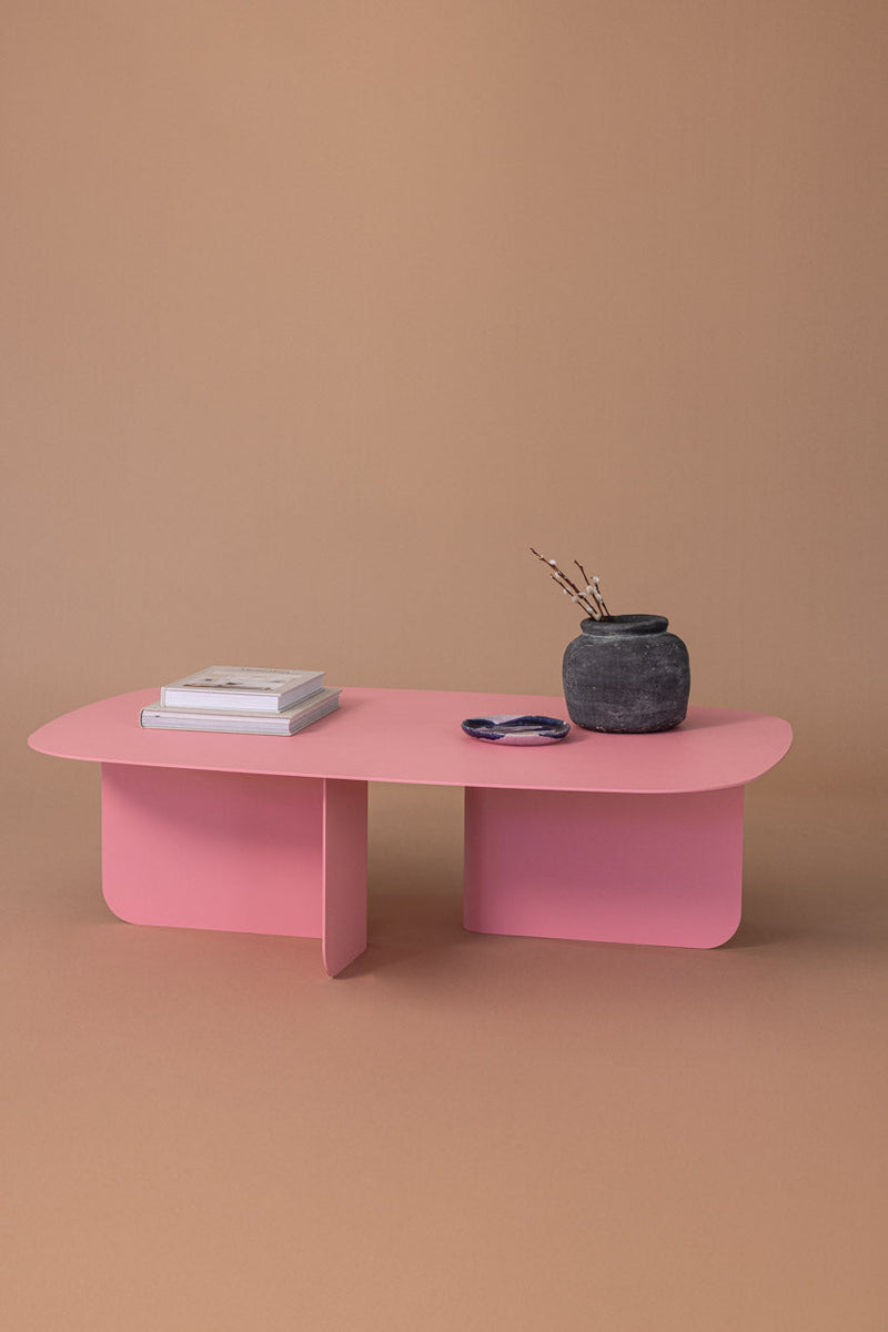 Moderner Couchtisch LIVIA in Pink, dekoriert mit einem Topf und Büchern auf einem neutralen Hintergrund.