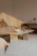 Eleganter Couchtisch LIVIA in modernem Wohnraum mit natürlichem Licht und stilvollen Accessoires.
