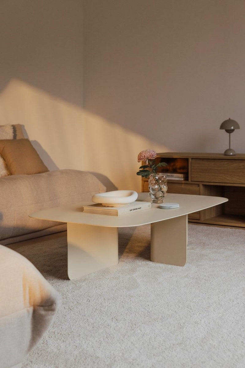 Eleganter Couchtisch LIVIA in modernem Wohnraum mit natürlichem Licht und stilvollen Accessoires.