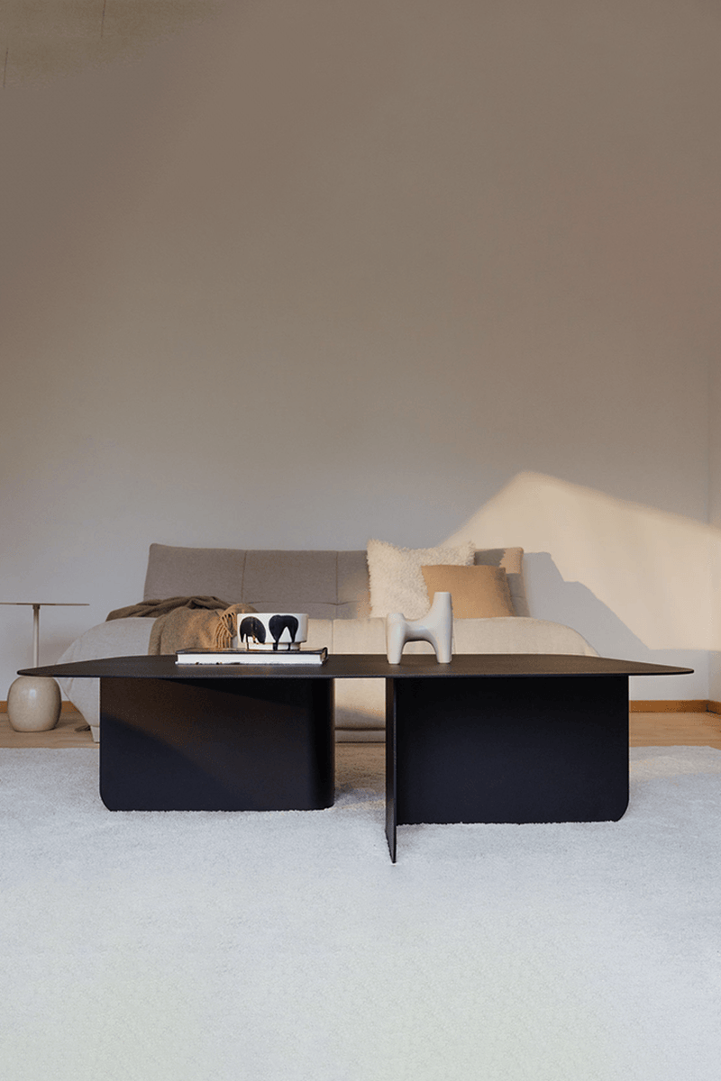 Eleganter Couchtisch LIVIA im modernen Wohnzimmer, kombiniert mit einer stilvollen Couch und dekorativen Elementen.
