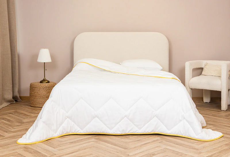 Edredón con borde amarillo claro