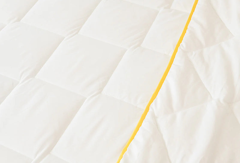Edredón con borde amarillo claro