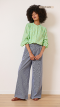 Blouse à col rond coloris vert à manches longues boutonnées et à broderie plumetis 