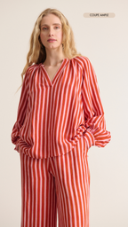 Blouse manches longues et large encolure en V poignets boutonnés motif à rayures coloris rouge marque parisienne Garance 
