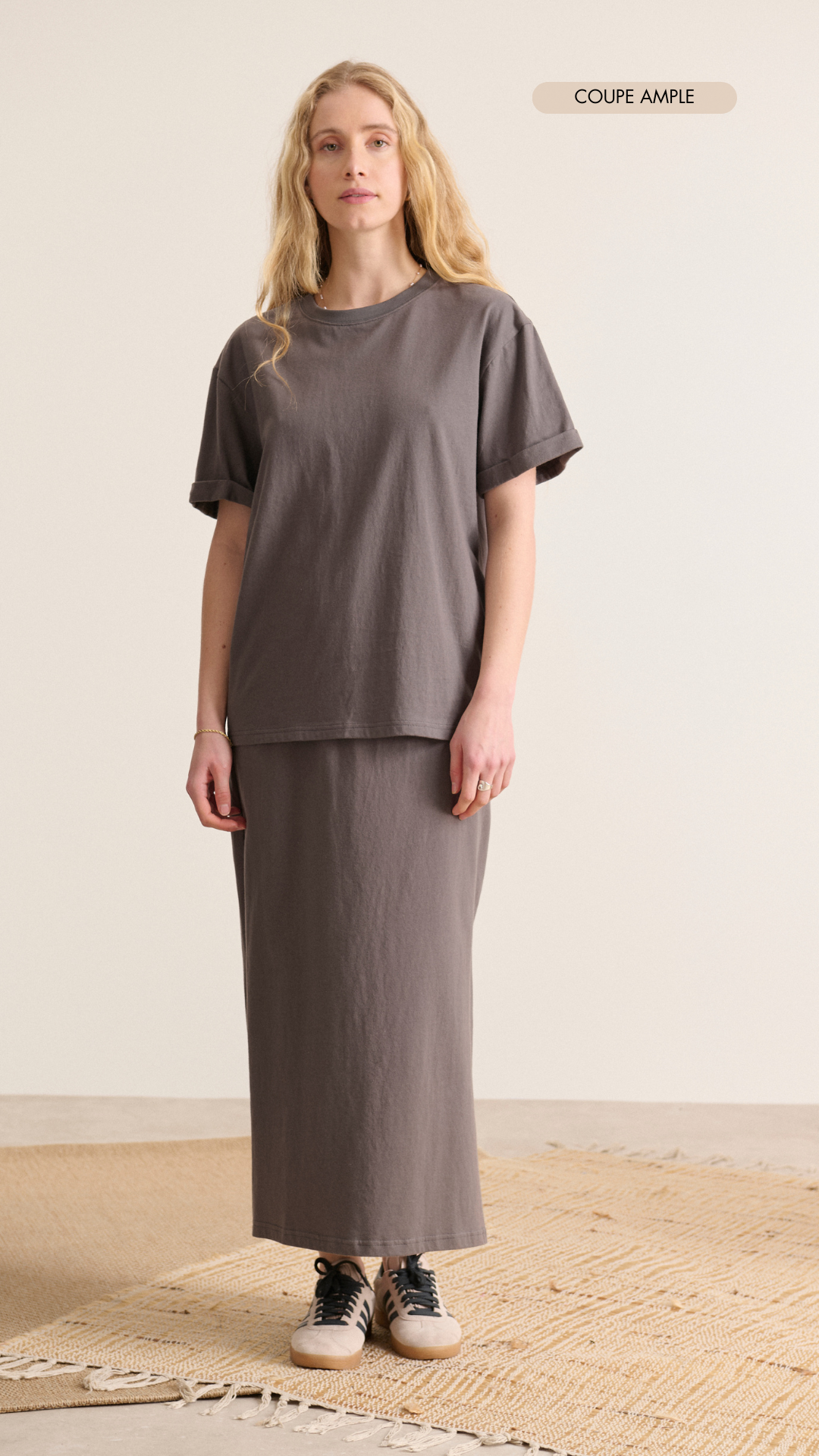 Tee-shirt anthracite manches courtes, col rond, coupe oversize. Collection printemps été