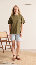 Tee-shirt kaki manches courtes, col rond, volume légèrement oversize. Collection printemps été